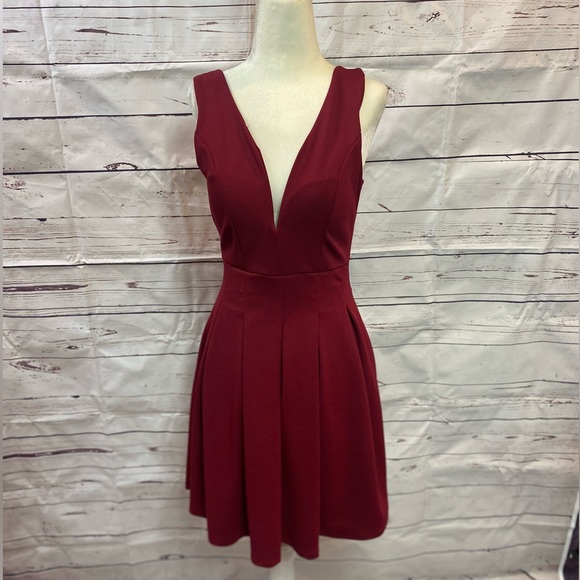 Deep V-Neck Maroon Dress - Picture 6 of 6